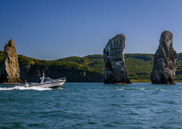Морская прогулка к Скалам Три брата и в бухту Тихая с морской рыбалкой - морские прогулки и экскурсии на Камчатке с Азимут Тур